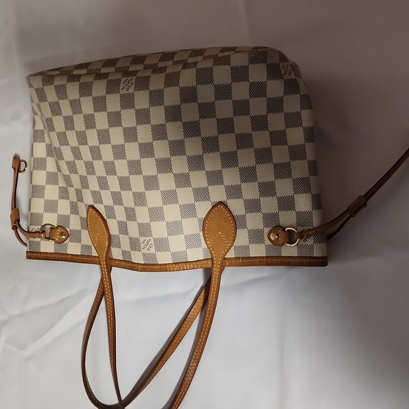 Authentic LV Purse With an Authenticated card From Poshmark. - Picture 5 of 9